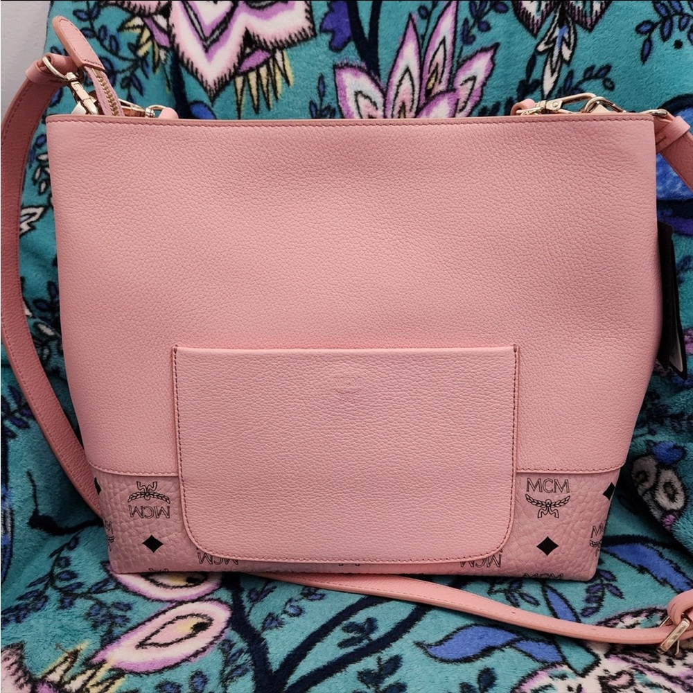 A Mercari re-list. A gorgeous bag! Selling because I need a larger handbag.